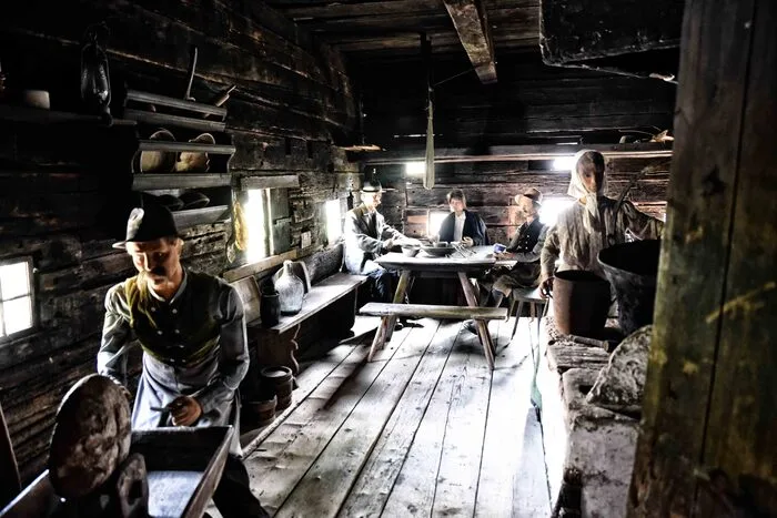 Das "Bodnerhaus" hat insgesamt vier Wohn- und Arbeitsstuben. Puppen stellen das Leben in den alten Räumen nach.