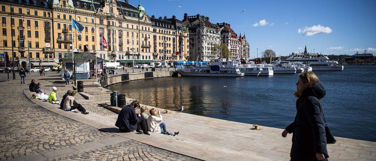 Die Schweden und ihr Sonderweg.: Frühlingsszene in Stockholm