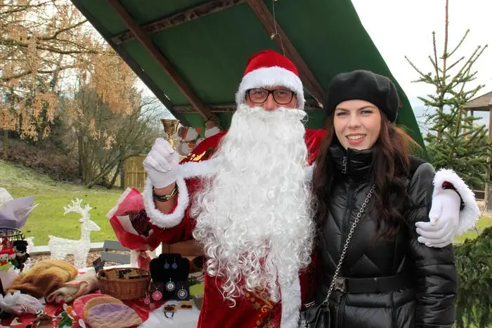 Hotel-Managerin Alina Ledineg organisierte dieses Jahr erstmalig den kleinen aber feinen Adventzauber mit Kunsthandwerk, lokalen Produkten, vielfältiger Kulinarik, einem großen Kinderprogramm und einer Tombola mit schönen Preisen. Der Weihnachtsmann schaute auch persönlich vorbei und übergab an die jungen Besucher kleine Geschenke.