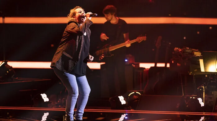 In der ersten Folge am 8. Oktober steht Christiane Reiter (49 Jahre) auf der Bühne von „The Voice of Germany“. Die Vorarlbergerin saß sonntags mit ihren Freundinnen bei einem Wein, als Thore Schölermann sie zu den Blind Auditions eingeladen hat. Ihre Energie und ihre stetige gute Laune bringt sie mit dem Song "We Don't Need Another Hero" von Weltstar Tina Turner auf die große Bühne von "The Voice of Germany". Wir die Partynudel einen begehrten Platz in einem der TVOG-Teams bekommen?