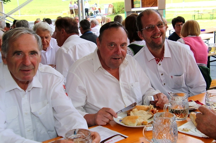 Zahlreiche Abordnungen der Feuerwehren mit Abschnittsbrandinspektor Bernhard Haller an der Spitze gaben sich die Ehre.