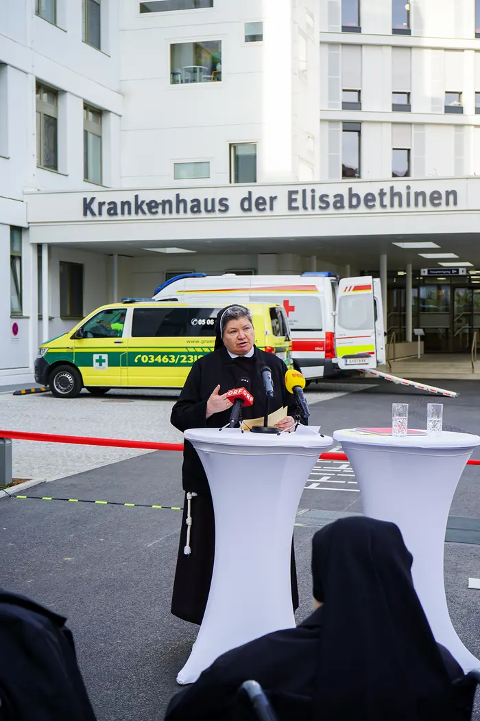 Sr. M. Bonaventura Holzmann, Geschäftsführerin Krankenhaus der Elisabethinen, hat den Neu- und Zubau eröffnet