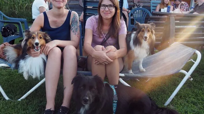 Die Besitzer und Besitzerinnen der Hunde, die mit ihren Vierbeinern zum Sommerfest der Crazy Dogs am Klagenfurter Südring kamen, plauschten am Samstag gemütlich bei Bowle und veganem Chili im Schatten der untergehenden Sonne, während sich die Hunde trotz Hitze miteinander austobten. Es sind eben diesmal richtige Hundstage.