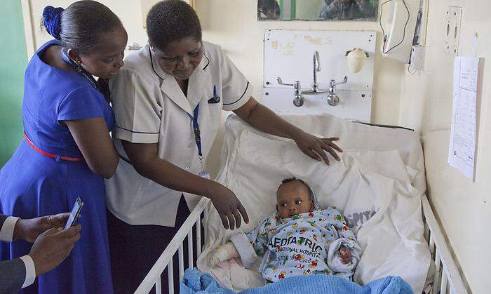 Krankenschwestern mit dem Baby