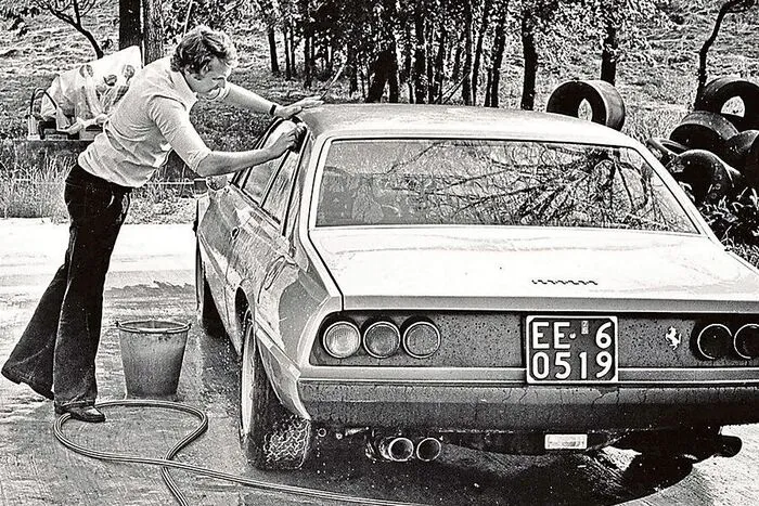 Als Lauda 1975 zum ersten Mal Formel-1-Weltmeister wurde, hatte er den Wagen bereits verkauft. Dabei ging es natürlich ums Geld: Der Sparmeister war den Wagen stets mit italienischen Ausfuhrkennzeichen („Escursionisti Esteri“) gefahren, ihn in Österreich zu verzollen war ihm zu mühsam und teuer.