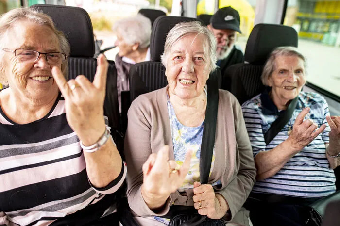 Dem 30. Geburtstag wollen die Veranstalter in anderer Weise Rechnung tragen. Es gebe in diesem Jahr eine "History Stage", kündigten sie an. Für diese neue Bühne wurden Bauteile der alten Hauptbühne aus den Anfangstagen recycelt, hieß es. Im Bild: Ursula Wiebers (83, l-r), Ilse Schaefer (92) und Waltraud Fischer (95) auf dem Weg nach Wacken