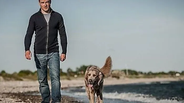 Als sein Hund Holly angeschossen wird, versteht Tierazrt Jacobs (Hinnerk Schönemann) keinen Spaß mehr