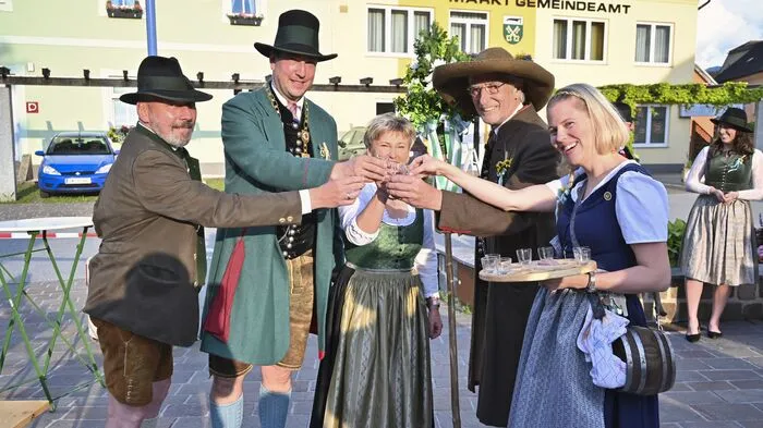 Das offizielle Laden der Bürgermeisterin der diesjährigen Partnergemeinde St. Peter-Freienstein, Anita Weinkogl, und der gesamten Bevölkerung durch die Leobner Oberlandler fand am Mittwoch vor dem Gemeindeamt statt.
