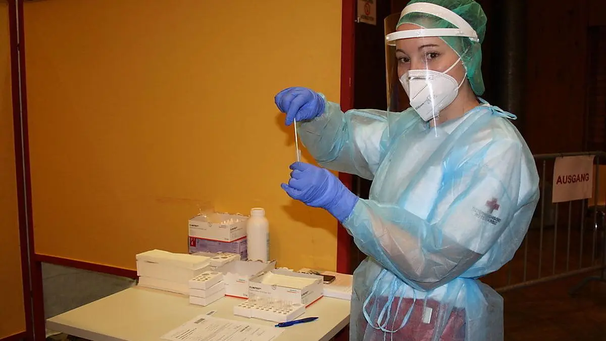 Marion Krainz ist eine jener Mitarbeiterinnen, die in der Neuen Burg Abstriche vornehmen