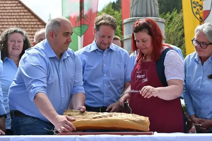 Den „Goldenen Speckanschnitt“ machte Petra Pobaschnig -Obfrau Genussland Kärnten, unterstützt wurde sie von Johann Kraßnig jun. und Stefan Seiser.