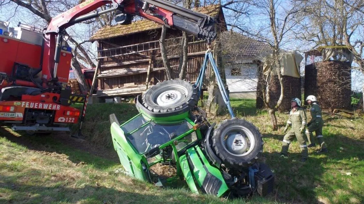 Per Kran mussten die "Florianis" den Traktor bergen