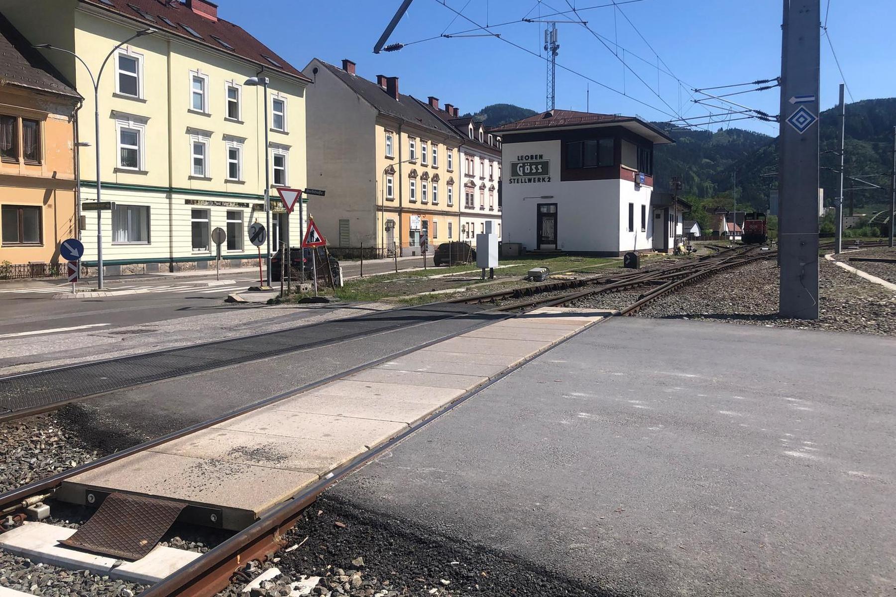 Shuttledienst für Fußgänger: Eisenbahnkreuzung Dorfstraße bis August an Werktagen gesperrt