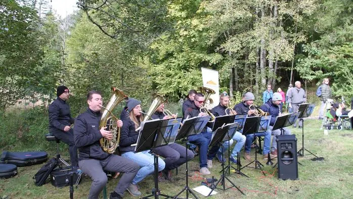 Die „Innerberger Böhmische“ gab den musikalischen Startschuss zum 25. Weisen- und Echobläsertreffen am Leopoldsteinersee. Warm eingepackt, mit Hauben auf dem Kopf, trotzten die Musikerin und die Musiker den doch frischen Temperaturen.