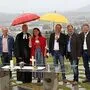 Pfarrer Müller und Gaugeler-Senitza (roter Schirm) bei der Eröffnung