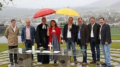 Pfarrer Müller und Gaugeler-Senitza (roter Schirm) bei der Eröffnung