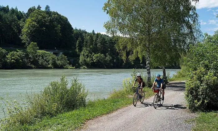 Ein Stück des Weges geht es entlang der Drau