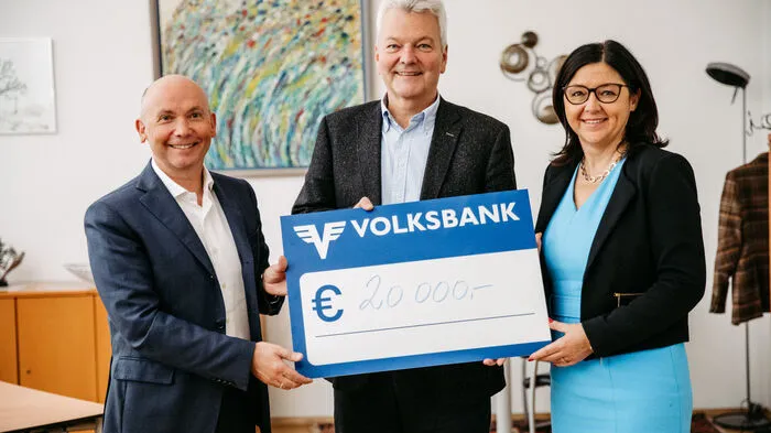 Finanzielle Belastungen führen schnell zu Sorgen und können sich auf die Gesundheit auswirken, darin ist sich das Vorstandsduo der Volksbank, Hannes Zwanzger und Monika Cisar-Leibetseder, sicher. Der heurige Unterstützungsbetrag von 20.000 Euro geht auch im Namen der GEHA Privatstiftung an den Verein „Steirer helfen Steirern“, um die Menschen in den steirischen Regionen treffsicher zu unterstützen.
