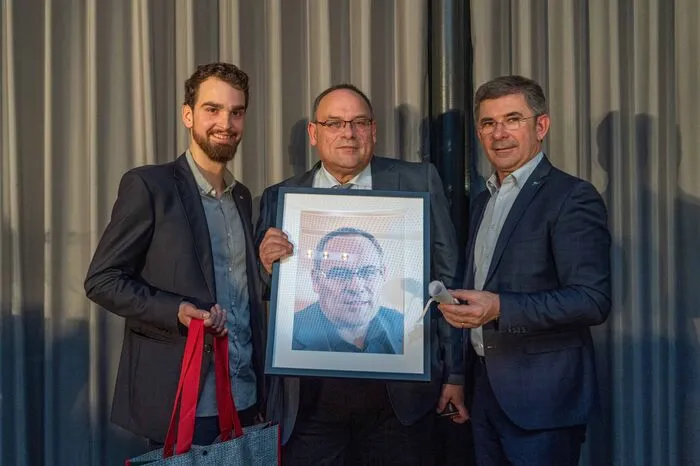 Laudator Kirin Kohlhauser mit Johannes Hödl, dem Gewinner in der Kategorie Kultur, und Sponsor-Vertreter Franz Fartek (Land Steiermark).