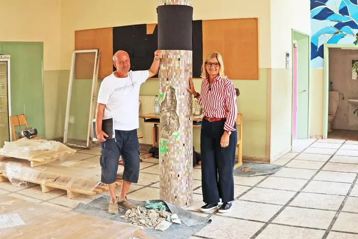 Gerhard Papst von der Lugitsch&Partner Ziviltechniker GmbH informierte Bürgermeisterin Susanne Kaltenegger bei einem Besuch in der Mittelschule über die vertiefte Bestandserhebung