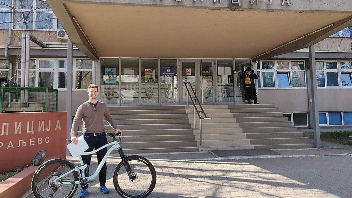 Arnolrd Irschara mit seinem Mountainbike vor der serbischen Polizeistation