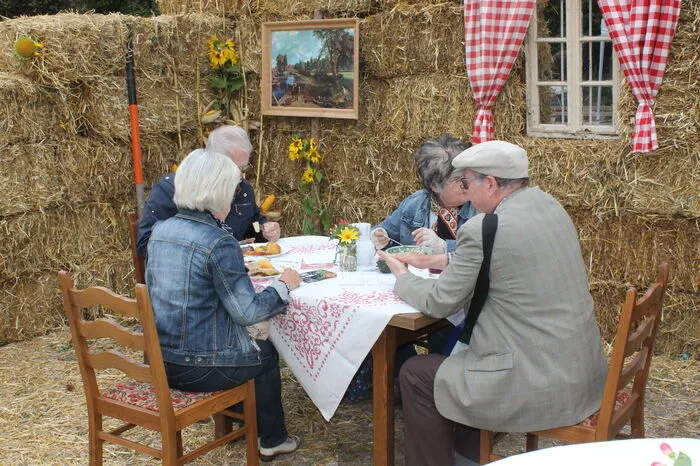 ... Holzstock schießen, Erntedankkrone binden, Sensen dengeln, im Strohwohnzimmer sitzen, Blumenkranzerl flechten, und Traktorfahrten mit dem Hobby-Trak Sulmtal genießen.