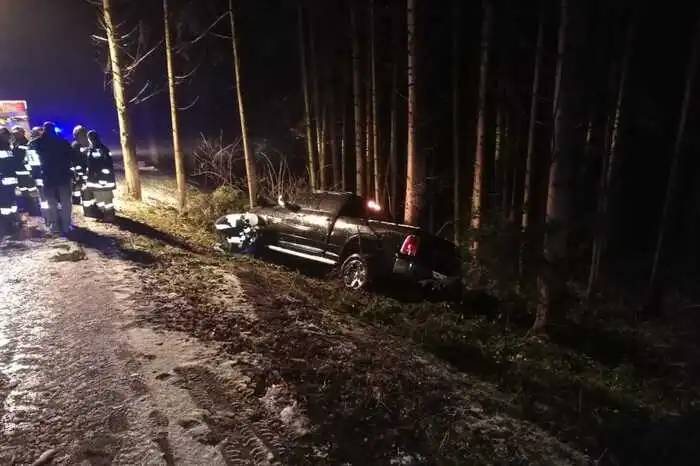 Die Polizei verständigte daraufhin die FF Kirchberg, die gemeinsam mit der Feuerwehr Oberdorf am Hochegg, das angrenzende Waldstück nach dem Fahrer des verunfallten Dodge Ram durchsuchte - allerdings ohne Erfolg...