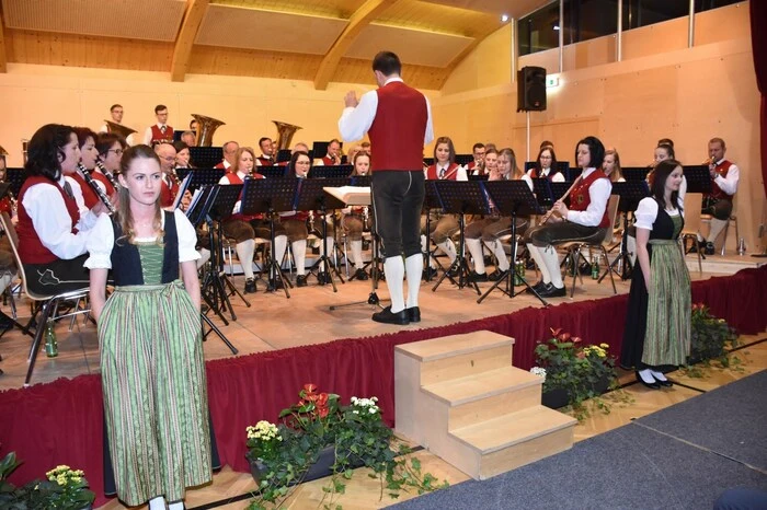 Unter den vielen Besuchern in der Mehrzweckhalle der Volksschule Krakau waren auch Bürgermeister Gerhard Stolz, der selbst aktiver Musiker ist, Vizebürgermeister Herbert Siebenhofer (Ehrenobmann des Musikvereines), Bezirkskapellmeister Helmut Eichmann, Ehrenbezirkskapellmeister Philipp Fruhmann und die heimische Weltcup-Skirennfahrerin Ramona Siebenhofer.