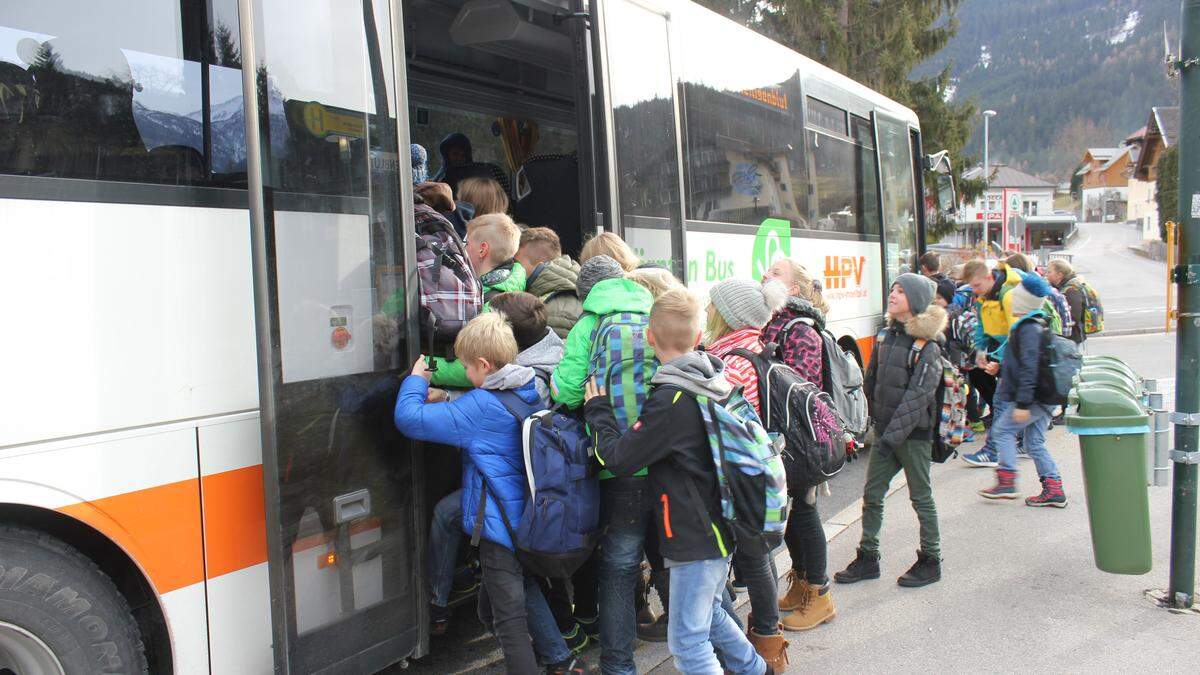 Überfüllte Schulbusse sind auch in anderen Regionen ein Problem - beispielsweise im Mölltal