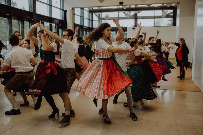 ... Mehr als 20 Tanzpaare haben die Eröffnungspolonaise einstudiert. 