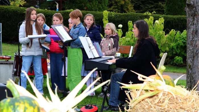 Der Familiengottesdienst wurde musikalisch vom „Kindersingkreis Waiern“ unter Leitung von Damaris Reisinger umrahmt.