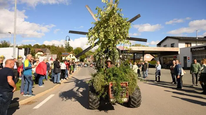 An die 40 Wägen und Gruppen begeisterten die Besucherinnen und Besucher  des 56. Weinlesefests in Gamlitz