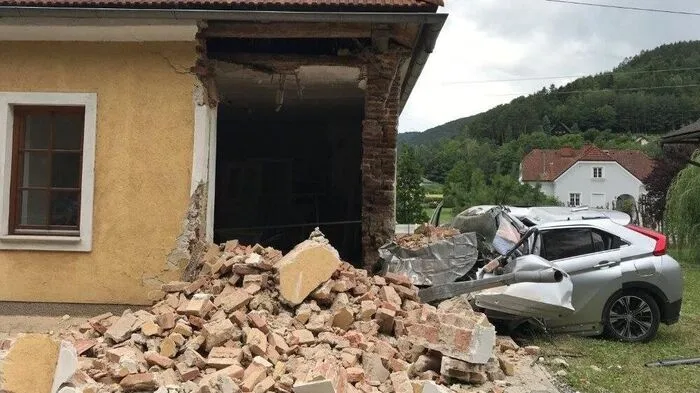 Das Auto riss ein riesiges Loch in die Hausmauer