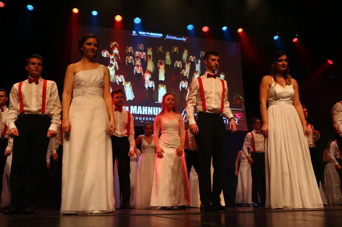 Die Schülerinnen und Schüler konnten sowohl mit einer klassischen als auch einer modernen Polonaise überzeugen ...