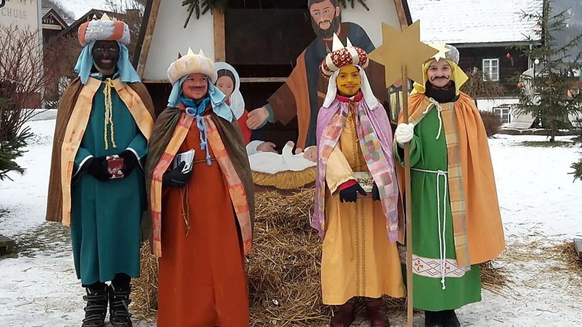 Florian, Jonas, Juliane und Margharita (von links) sammeln singend zwei Tage lang Spenden