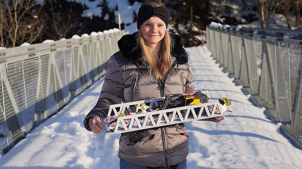 Marianne Angerer mit der Modell-Brücke, die ihr der Baggerfahrer nach dem Unfall geschenkt hat 