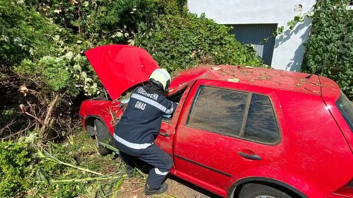 Auf diesem parkenden Auto landete der Pkw der Lenkerin, die von der Straße abgekommen war