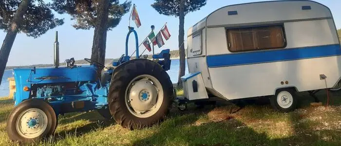 Mit Traktor und Wohnwagen von Kärnten nach Kroatien.