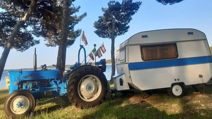 Mit Traktor und Wohnwagen von Kärnten nach Kroatien.