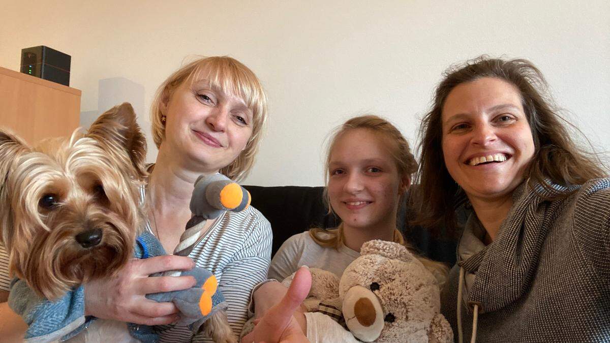 Olga mit ihrer Mutter Tatyana und Konstanze Walter, die für das Quartier in Graz gesorgt hat