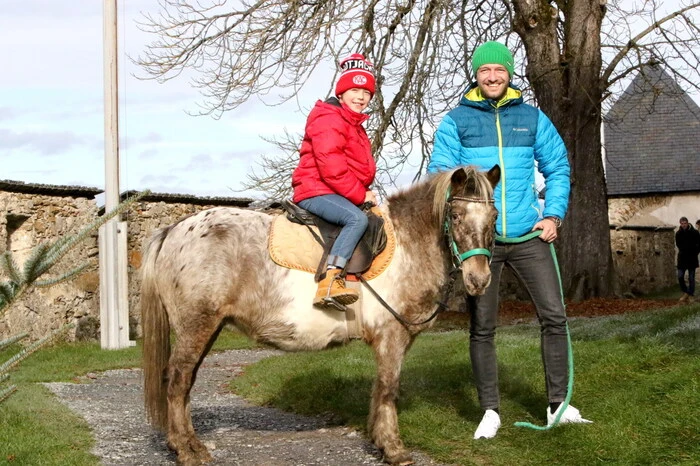Während die Kleinen im Burghof beim Reiten voll auf ihre Rechnung kommen, haben die Erwachsenen die Möglichkeit, nach außergewöhnlichen Weihnachtsgeschenken Ausschau zu halten.