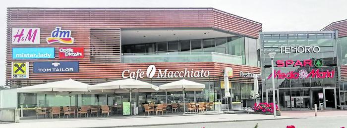 Das Café Macchiato mit großer Terrasse Richtung Bahnhofplatz