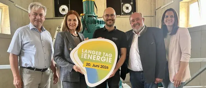 Anton Prödl, Bürgermeister der Marktgemeinde Kirchbach-Zerlach, Energielandesrätin Simone Schmiedtbauer, Ulrich Michael Kiendler, Paul Kiendler und Projektleiterin Irene Hofer von der Energieagentur Steiermark machen Lust auf den Langen Tag der Energie