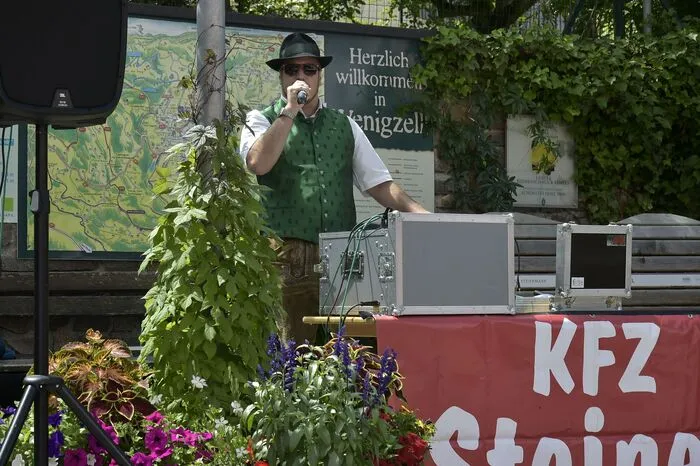 Schon lange vor der ersten Durchfahrt warteten viele Besucher am Straßenrand auf die Giganten der Landstraße