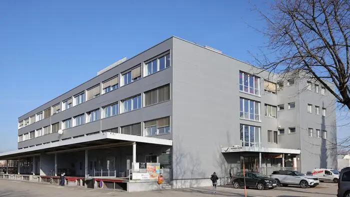 Außenansicht eines großen grauen Gebäudes