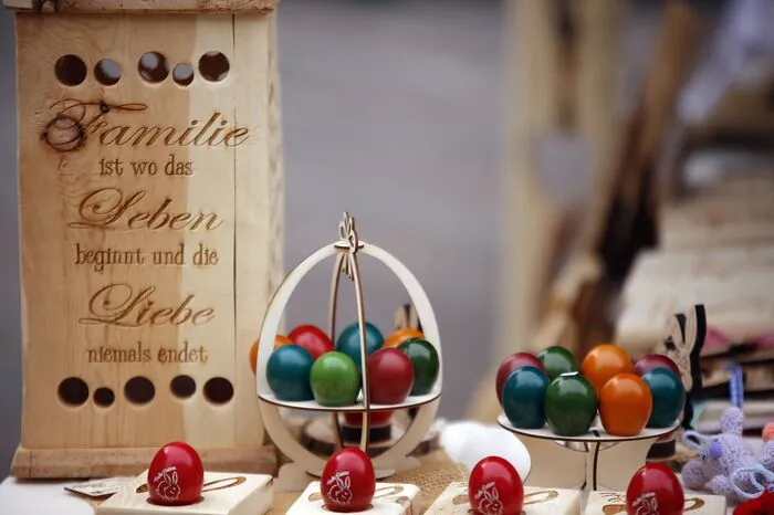 Die Bandbreite reichte von kunstvoll verzierten Ostereiern und Dekoartikeln über Seifen, Heilkräuter und Pflanzensamen bis zu Schmuck, Textilwaren sowie edlen Säften und Schnäpsen.
