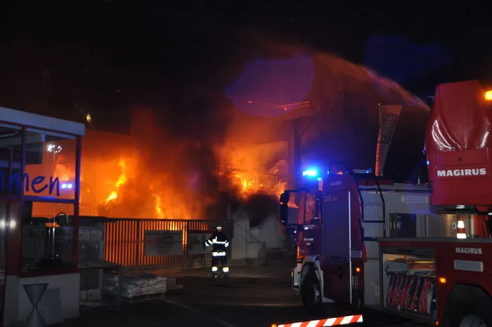 Die Firma verfügt über eine Brandmeldeanlage - über diese wurde die Feuerwehr kurz nach 18 Uhr alarmiert.