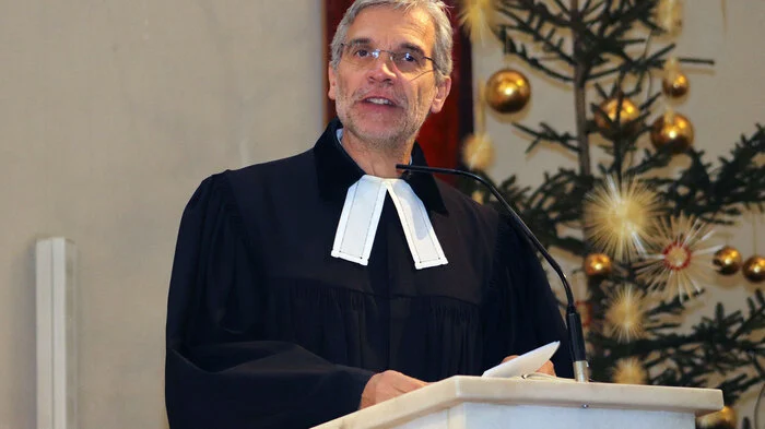 Der evangelische Senior Pfarrer Martin Müller bei seiner ersten Predigt in der Stadtpfarrkirche "Maria im Dorn" in Feldkirchen.
