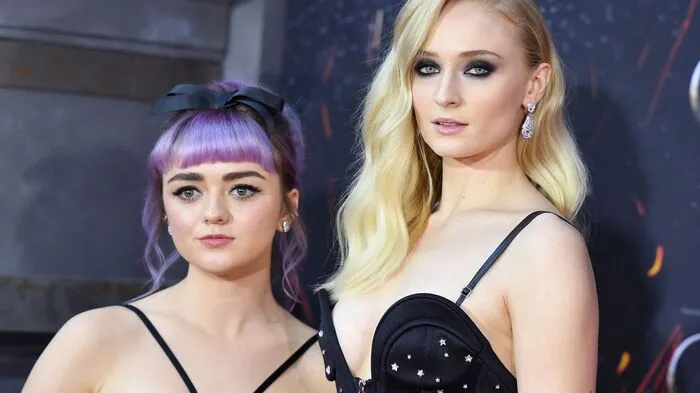 Maisie Williams und Sophie Turner. Die Stark-Schwestern Arya und Sansa kuschelten bei der Premierenfeier auch im echten Leben. 