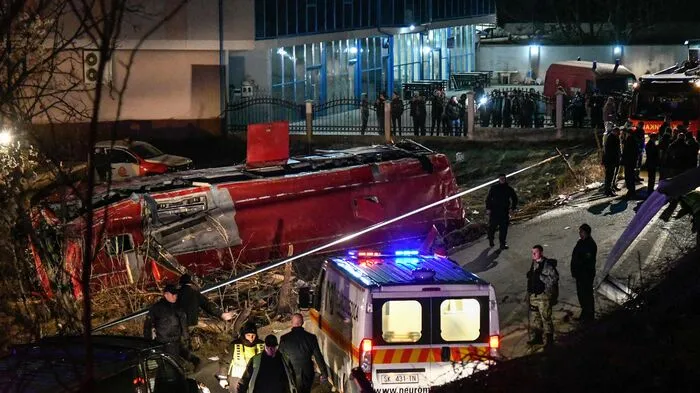 14 Menschen starben und mehr als 30 weitere  wurden bei einem Busunglück am Mittwoch verletzt, einige von ihnen schwer, wie Gesundheitsminister Venko Filipce sagte.  