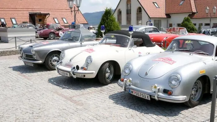 Oldtimerfreunde kamen am Donnerstag voll auf ihre Kosten. Die Ennstal-Classic 2024 machte im Bezirk St. Veit Station. 